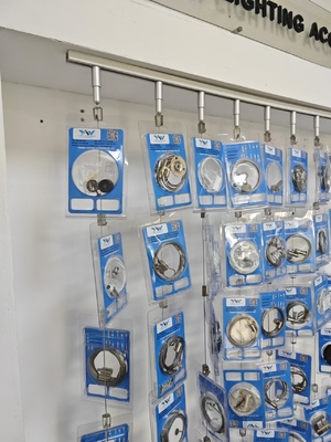 Fabrieksprijs Hoogwaardige stalen zelfvergrendelende haak voor beeldscherm Product Klein hangend accessoire